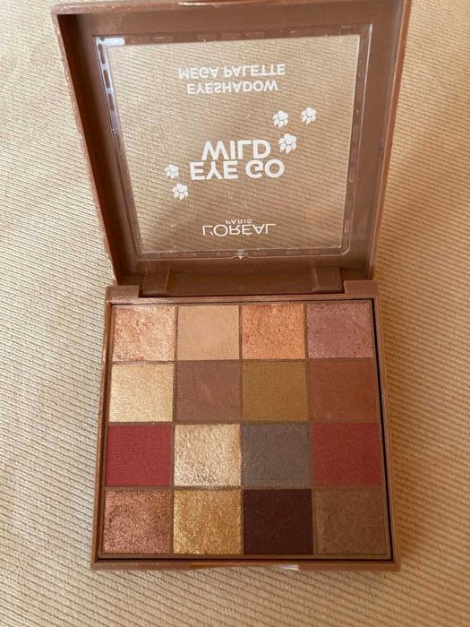 Продавам две палитри сенки за очи