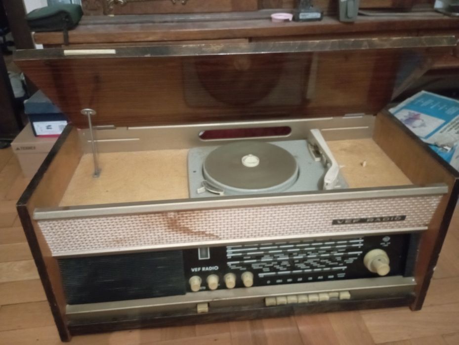 Ретро веф радио руско с вграден грамофон на 100 год.