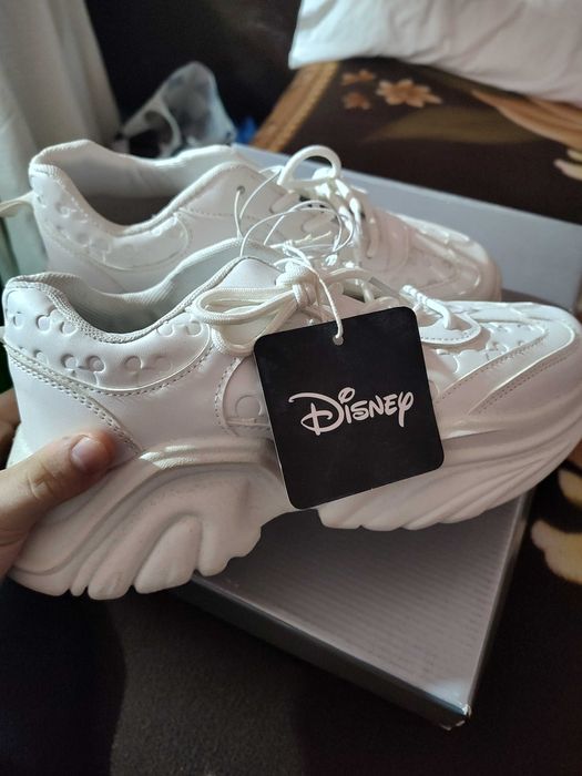 Adidași Disney cine doreste