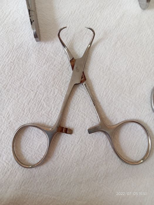 Meditsinskiy qaychi pinsetla