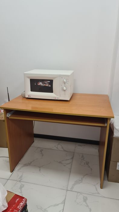 Продается стол с выкатной полкой