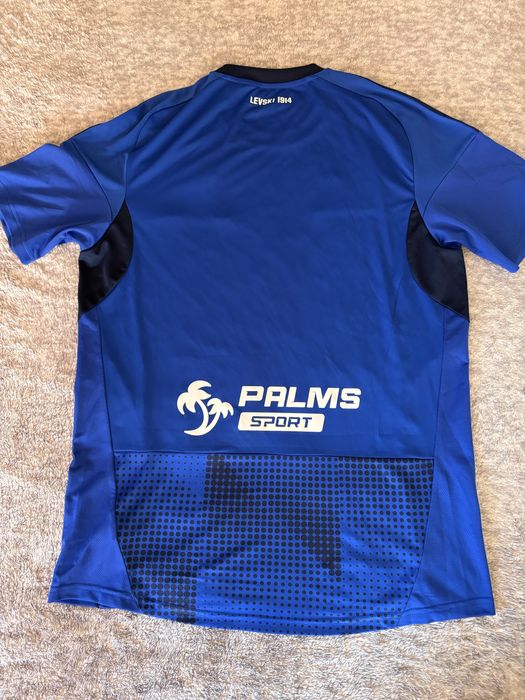 Нова фланелка на Левски