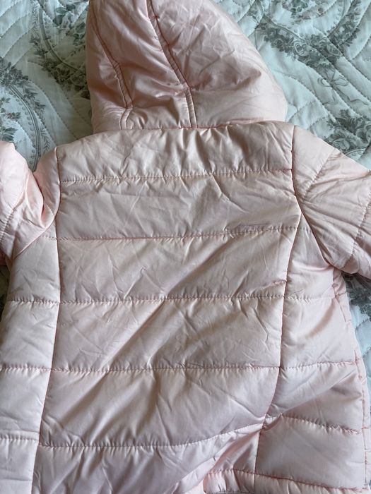 Детко яке DKNY цеят праскова за 2 години момиче