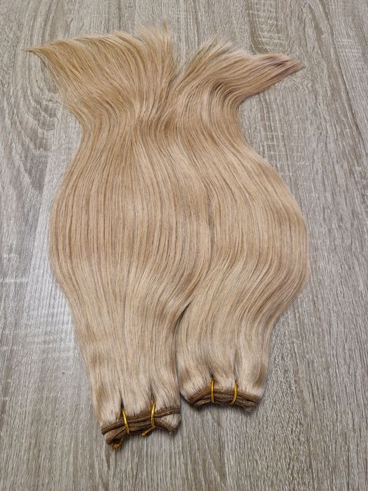 Естествена коса с плътен косъм и крайща.