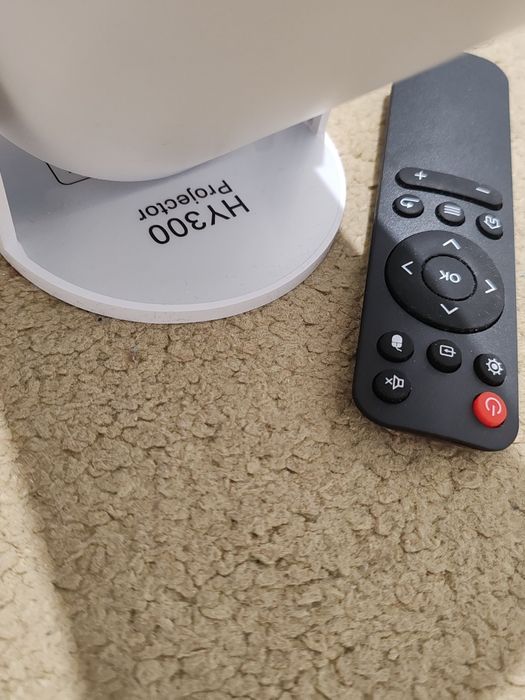 Cinema la tine acasă,Proiector portabil HY300,