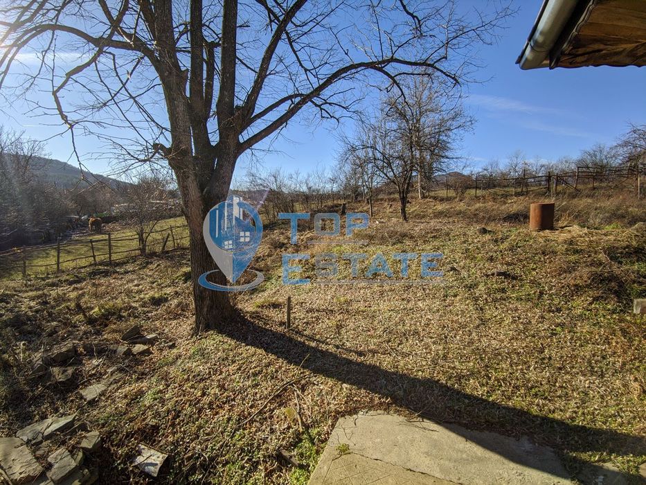 Двуетажна тухлена къща в Еленския балкан