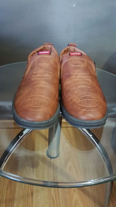 Vând pantofi bărbătești din piele naturală