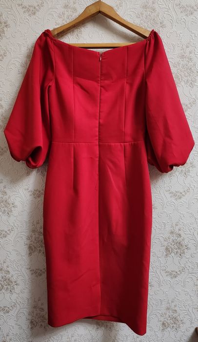 Красное алое платье