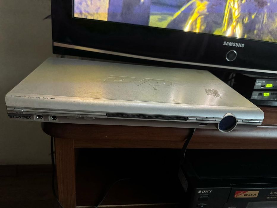 Видеомагнитофон и DVD плеер по 10000