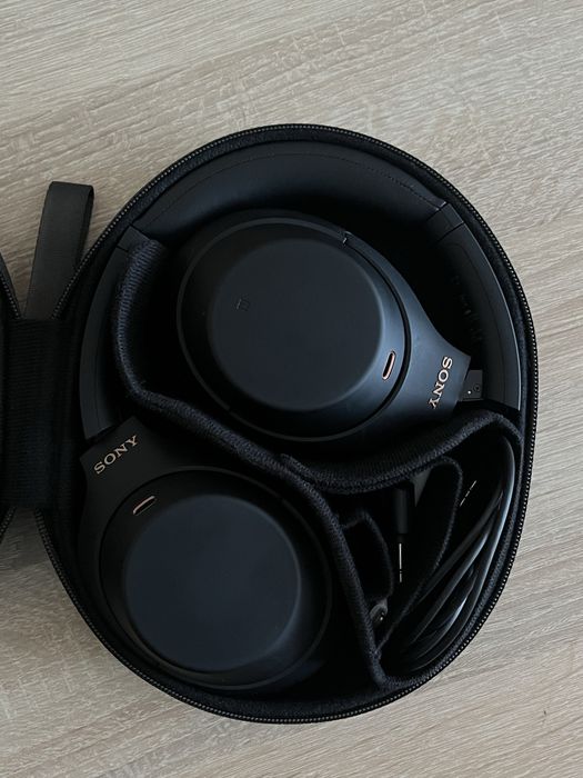 Sony WH-1000XM4 (Black) – Безупречни / Като нови + Lightning адаптер за iPhone