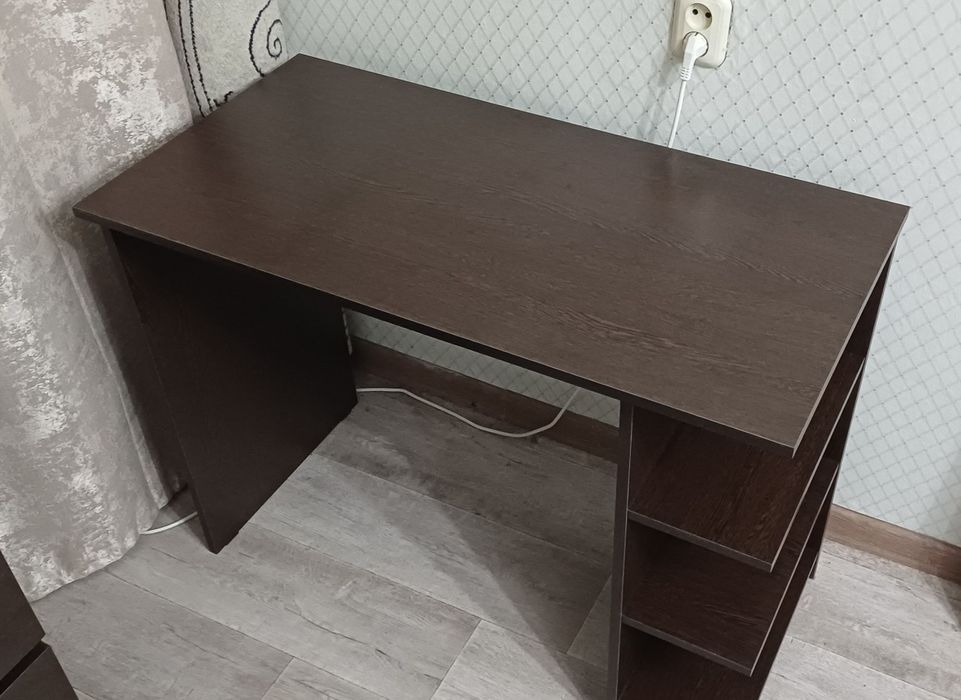 Продам стол письменный для школьников венге