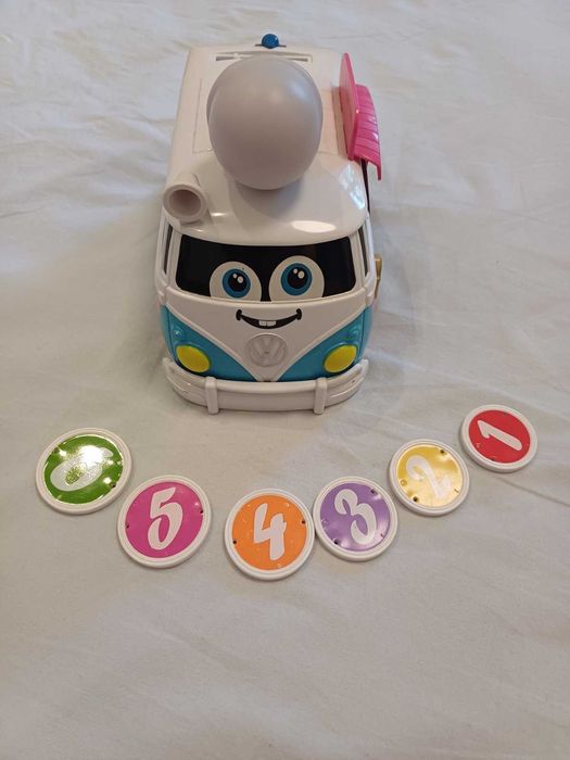 Бус за сладолед с три езика