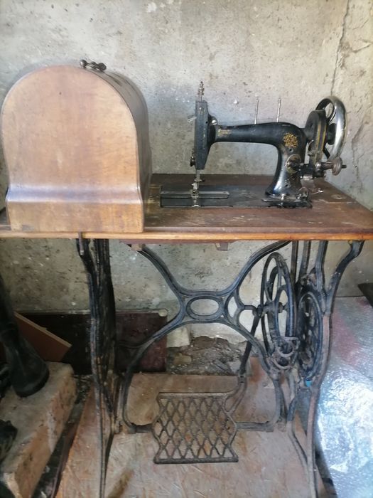 Mașină de cusut Singer veche