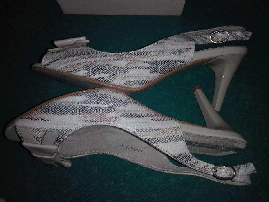 Кожаные босоножки женские