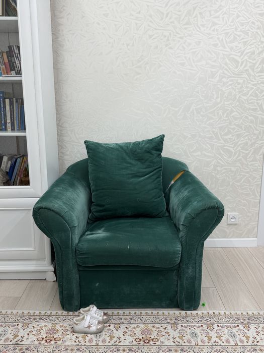 Два Кресла мякгие, зеленого цвета. Удобные