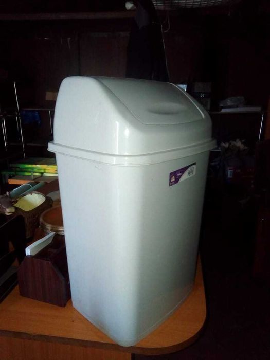 Мусорный контейнер.