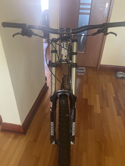 Bicicleta downhill TREK