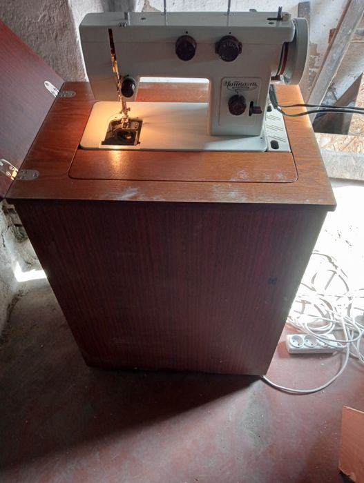 Продам швейную машинку