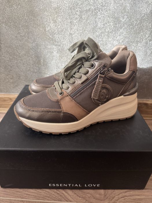 Кафяви обувки на платформа ест кожа Carmela нови боти по 35 лв.