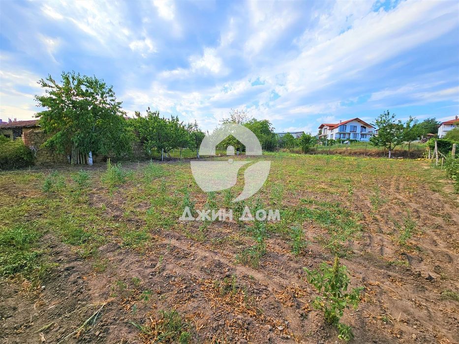 Просторна къща в с. Разбойна с гледка към планината