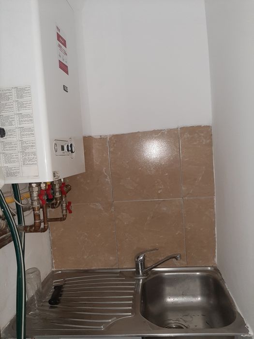 Închiriez garsoniera spațioasă, mobilata și utilată, cu centrala proprie pe gaz