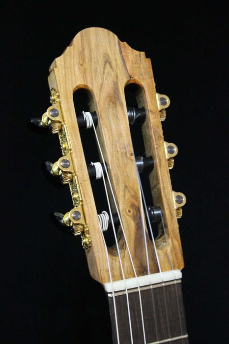 Классическая мастеровая гитара