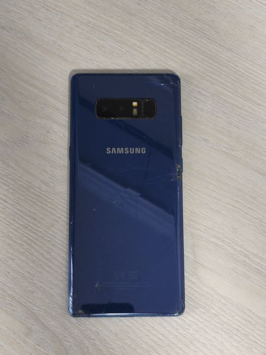 Samsung Galaxy Note 8 в цвете Deep Sea Blue.