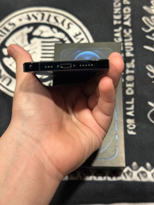 Айфон 12 про.