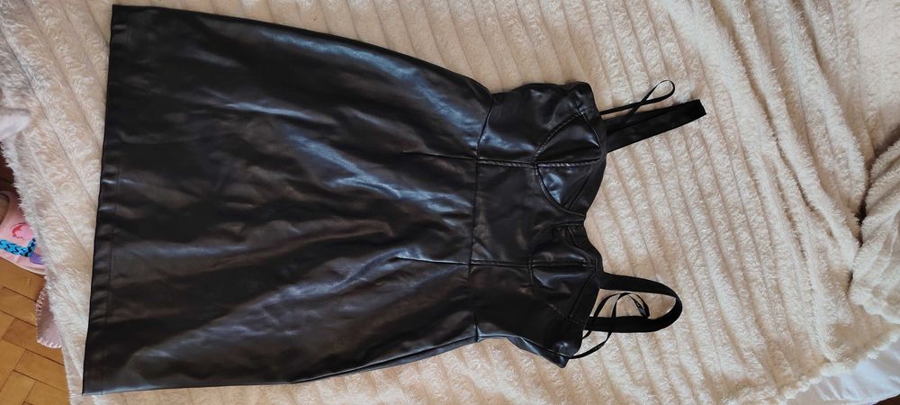 Черна кожена рокля с презрамки и чанта към нея