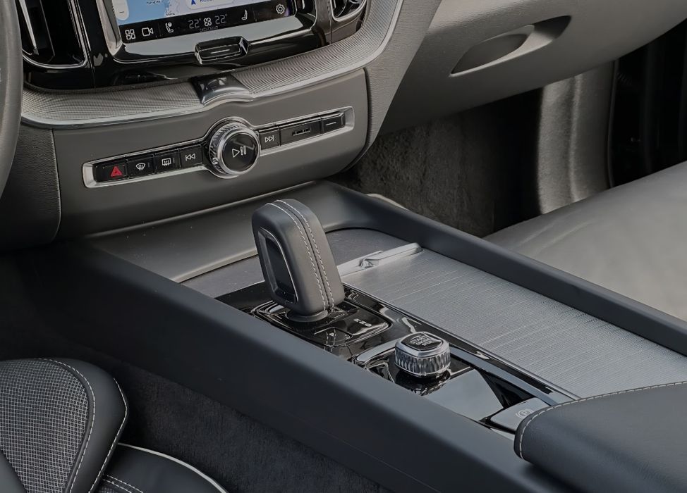 VOLVO XC 60 MildHibrid Ultra Black Edition 4x4 , jante 22" FULL