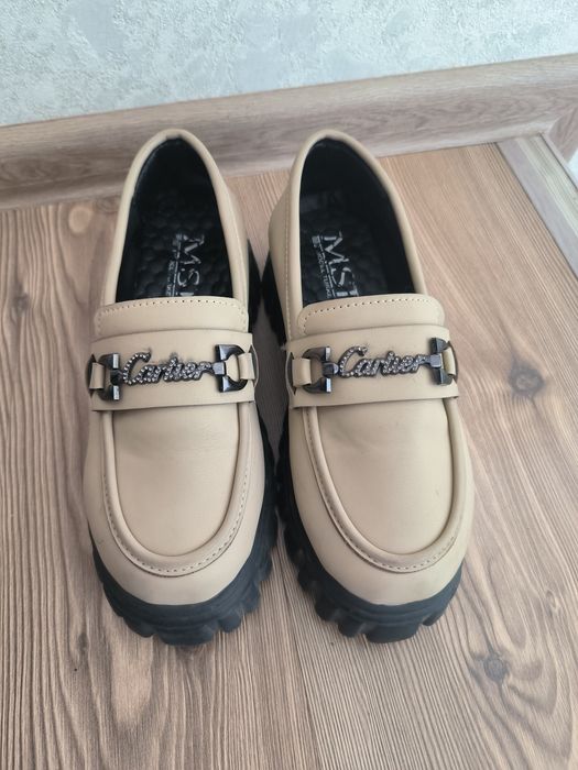 Chiroyli fohisha oz xohishiga qarshi leggingsda qattiq sikiladi.