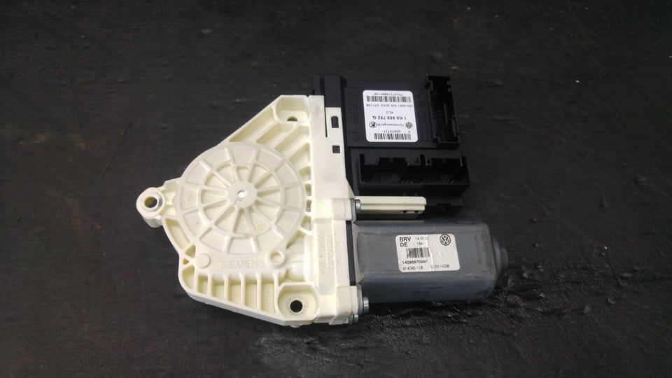 Motoras macara dreapta fata vw golf 6 5k1 992729105 0536009302 1k0959702af 1k0959792q