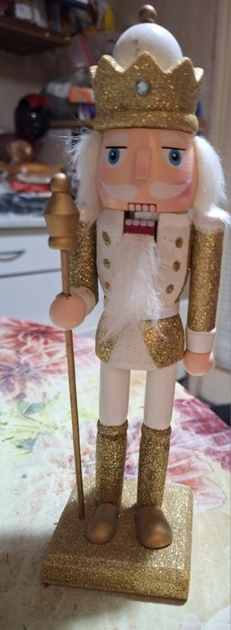 Продавам дървена фигура Лешникотрошачка