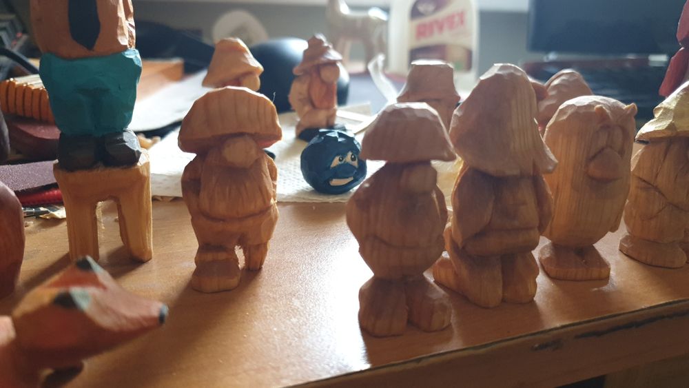 Sculpturi de lemn figurine diverse pitici lemn lucrate manual. Cadou