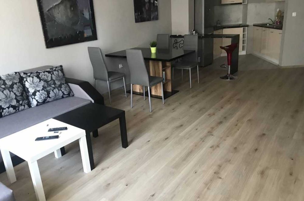 Дава се под наем Тристаен апартамент в Бургас, Меден рудник - зона Б - 92 кв.м за 200 € - Снимка #1