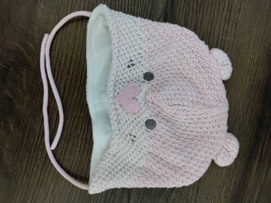 Лот бебешки есенни и зимни шапки 0-6 месеца