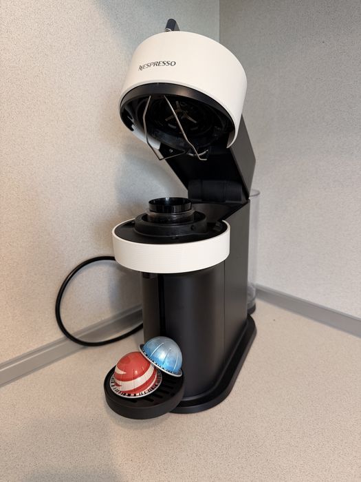 Кафе машина Nespresso Vertuo Next в гаранция + подарък