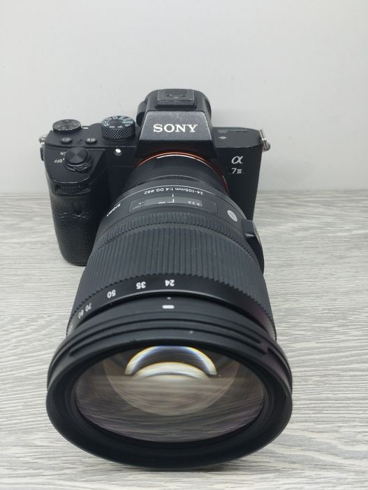 Sony Alpha A7 3, Sigma 24-105 obyektiv bilan 
Sony 24-105 E MOUNT bila