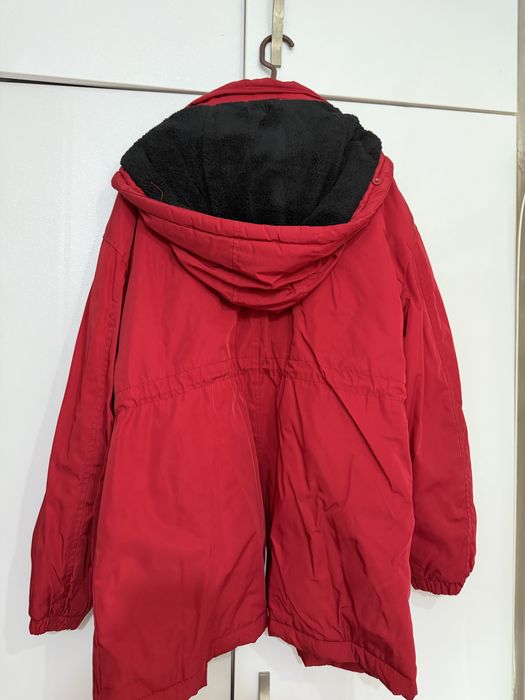 Червено дамско яке с качулка – топло и удобно