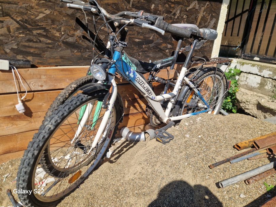 Vând două biciclete