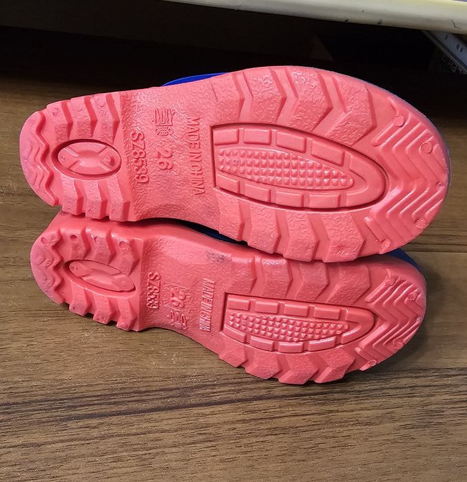 Продам резиновые сапоги на мальчика