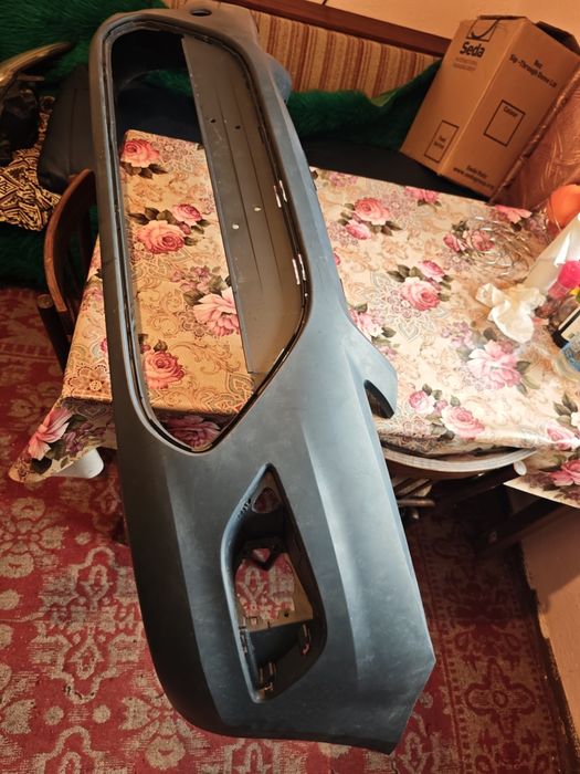 Продавам нова броня и нова маска и десен фар 2а употреба за Форд Фокус