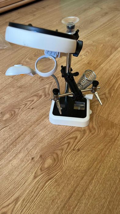 Третья рука. Лупа.