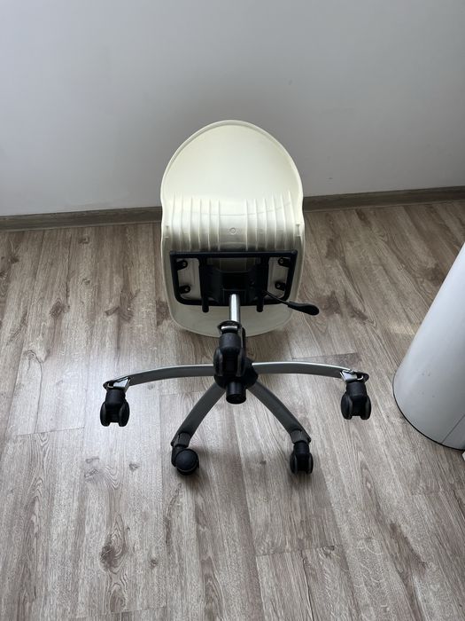 Малко столче с колелца и амортесьор