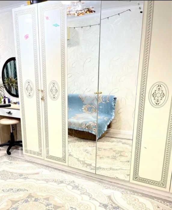 Большой шкаф с зеркалом