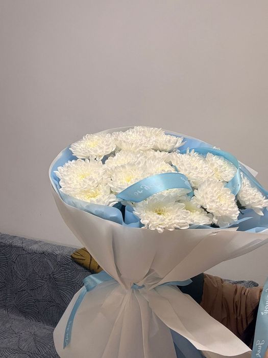 Букет белых кустовых хризантем.