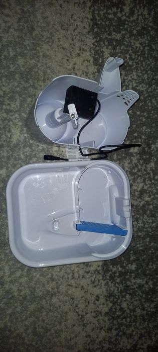 Fântână pentru pisici