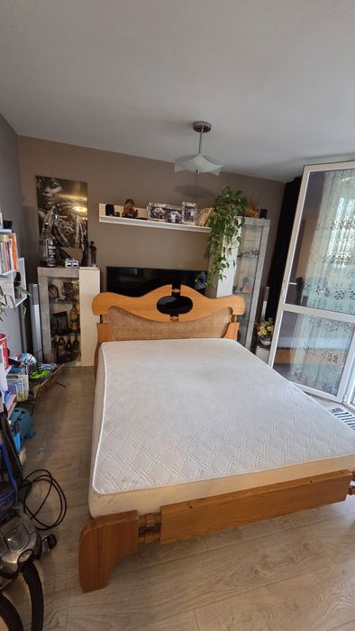 Легло с чекмедже и спалня