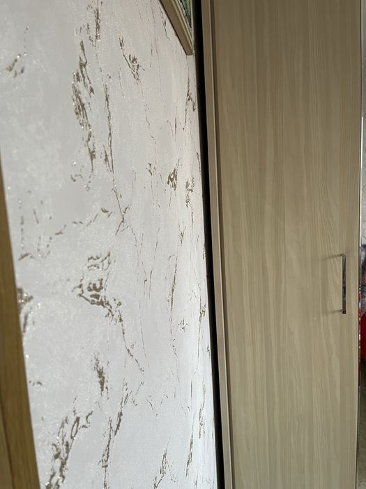 Шкаф с подсветкой вместительный