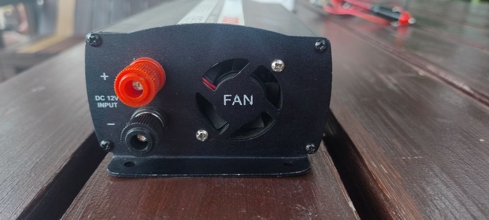Invertor Kemot, 12 v DC - 230 v AC, 300 W continuu, 600 W varf, Unda sinus modificata, folosit ocazional, ca nou, fara uzura, la jumatate de pret